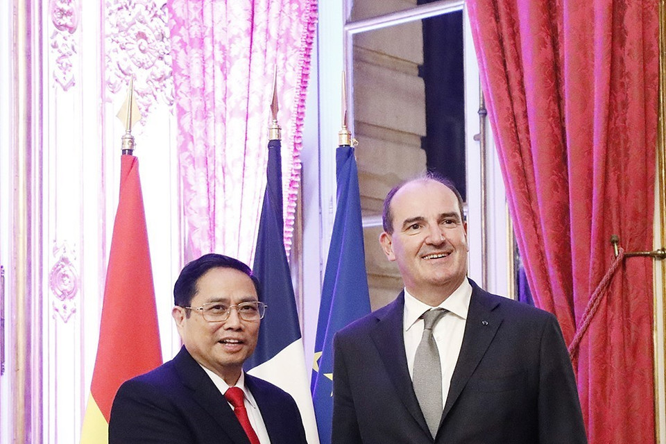 Thủ tướng Pháp Jean Castex và Thủ tướng Phạm Minh Chính chụp ảnh chung. (Ảnh: Dương Giang/TTXVN)