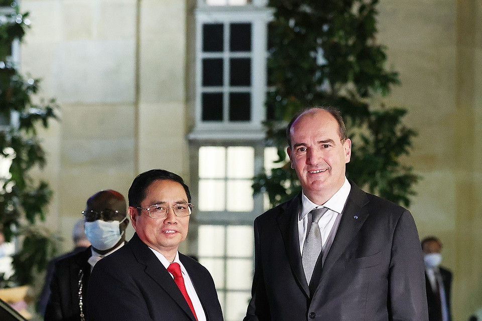 Thủ tướng Pháp Jean Castex đón Thủ tướng Phạm Minh Chính. (Ảnh: Dương Giang/TTXVN)
