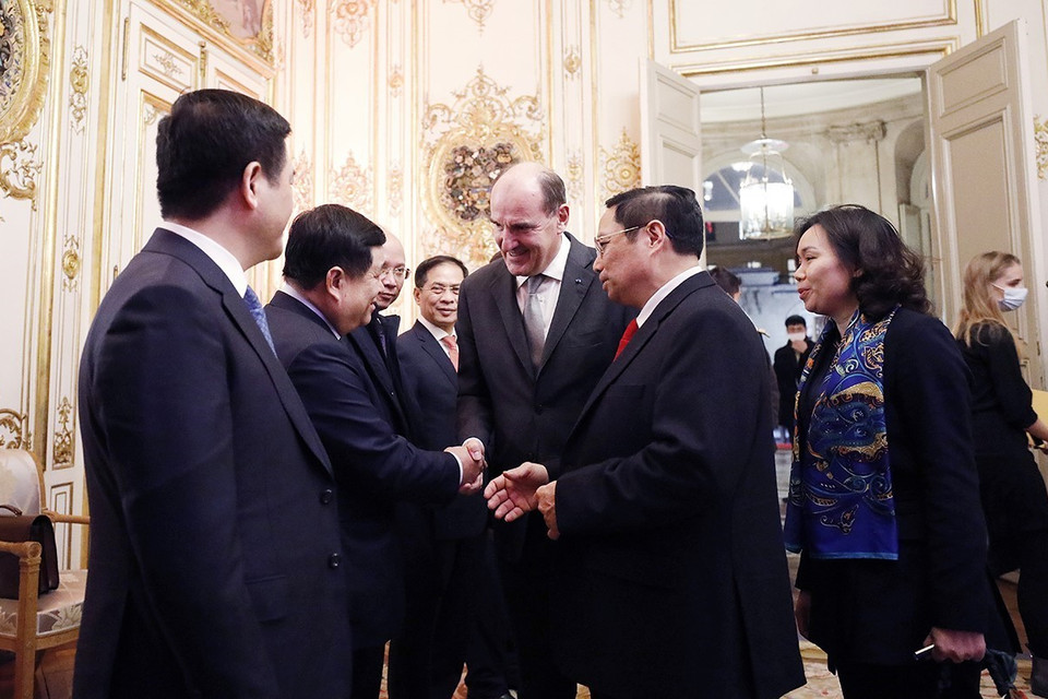 Thủ tướng Phạm Minh Chính giới thiệu với Thủ tướng Pháp Jean Castex thành viên chính thức Đoàn cấp cao Việt Nam. (Ảnh: Dương Giang/TTXVN)