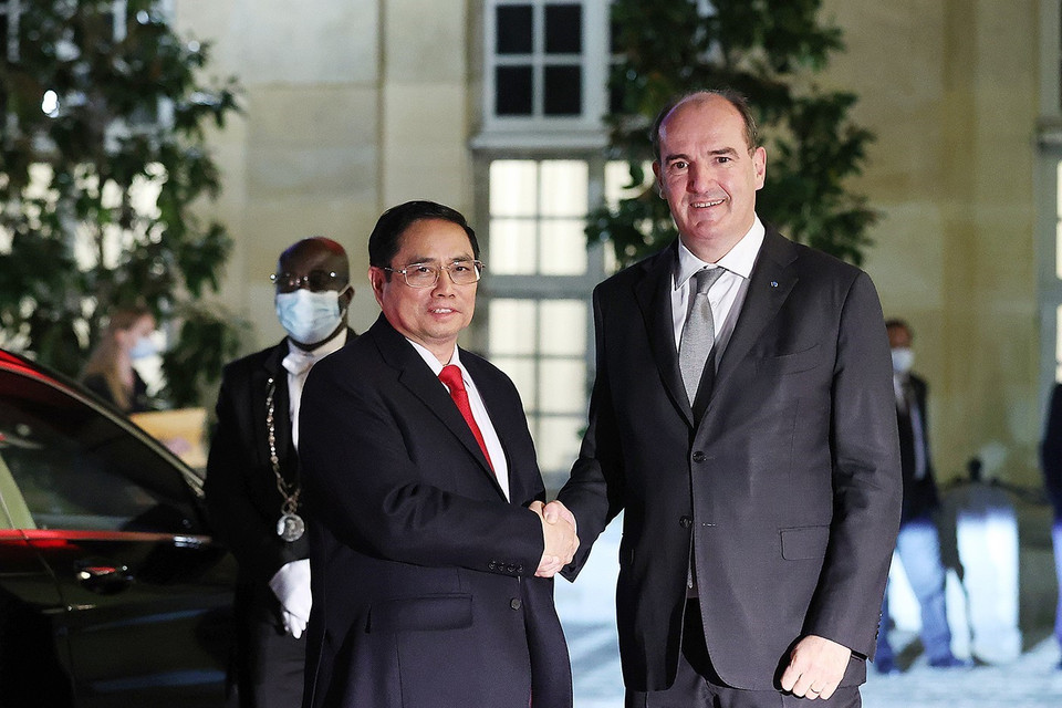 Thủ tướng Pháp Jean Castex đón Thủ tướng Phạm Minh Chính. (Ảnh: Dương Giang/TTXVN)
