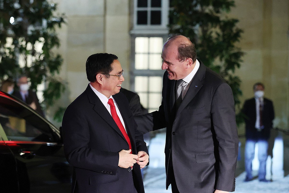 Thủ tướng Pháp Jean Castex đón Thủ tướng Phạm Minh Chính. (Ảnh: Dương Giang/TTXVN)