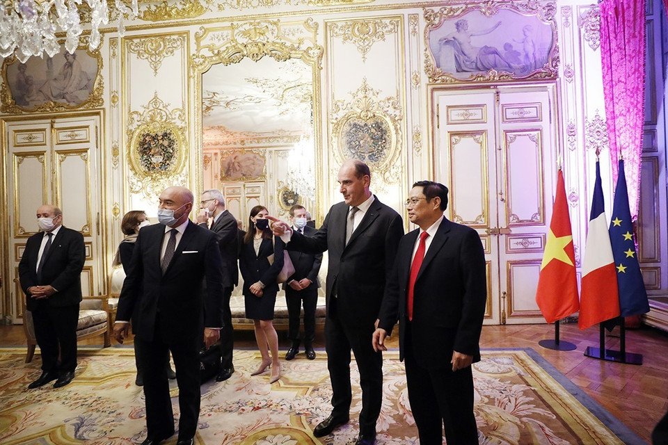 Thủ tướng Pháp Jean Castex và Thủ tướng Phạm Minh Chính trước khi bước vào hội đàm. (Ảnh: Dương Giang/TTXVN)