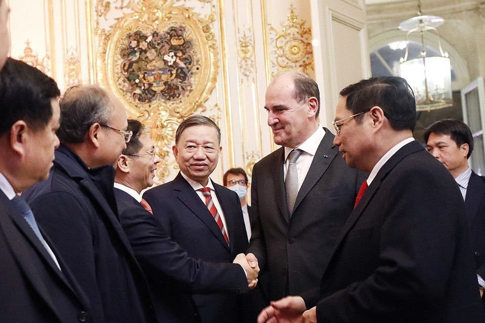 Thủ tướng Phạm Minh Chính giới thiệu với Thủ tướng Pháp Jean Castex thành viên chính thức Đoàn cấp cao Việt Nam. (Ảnh: Dương Giang/TTXVN)