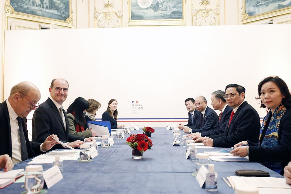 Thủ tướng Pháp Jean Castex và Thủ tướng Phạm Minh Chính hội đàm. (Ảnh: Dương Giang/TTXVN)