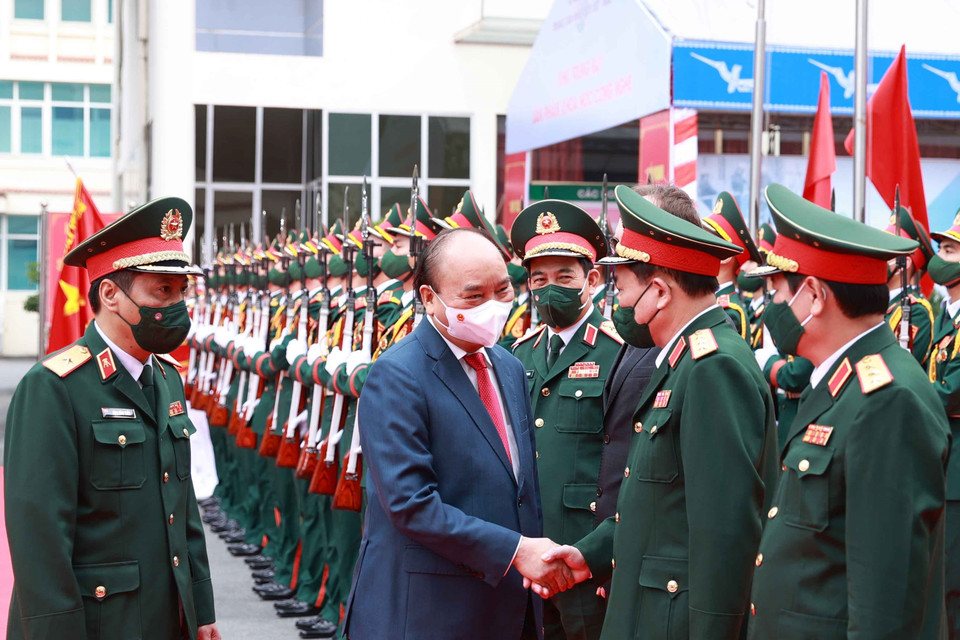 Chủ tịch nước Nguyễn Xuân Phúc với lãnh đạo Trung tâm Nhiệt đới Việt-Nga. (Ảnh: Thống Nhất/TTXVN)