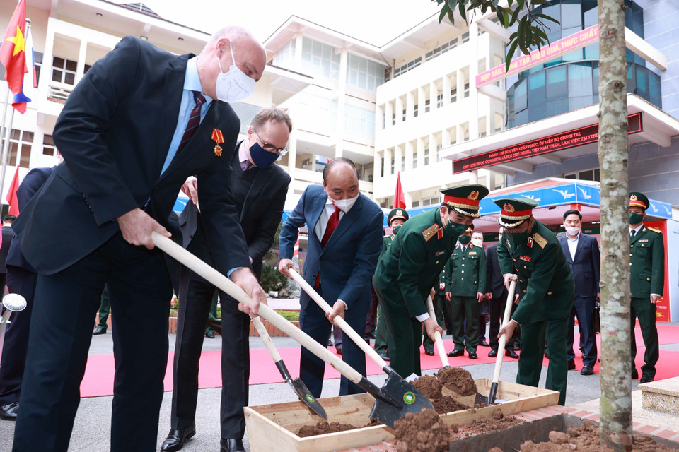 Chủ tịch nước Nguyễn Xuân Phúc trồng cây lưu niệm tại Trung tâm Nhiệt đới Việt-Nga. (Ảnh: Thống Nhất/TTXVN)