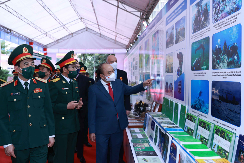 Chủ tịch nước Nguyễn Xuân Phúc thăm khu trưng bày sản phẩm khoa học-công nghệ tại Trung tâm Nhiệt đới Việt-Nga. (Ảnh: Thống Nhất/TTXVN)