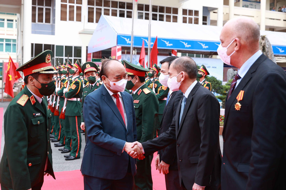Chủ tịch nước Nguyễn Xuân Phúc với lãnh đạo Trung tâm Nhiệt đới Việt-Nga. (Ảnh: Thống Nhất/TTXVN)
