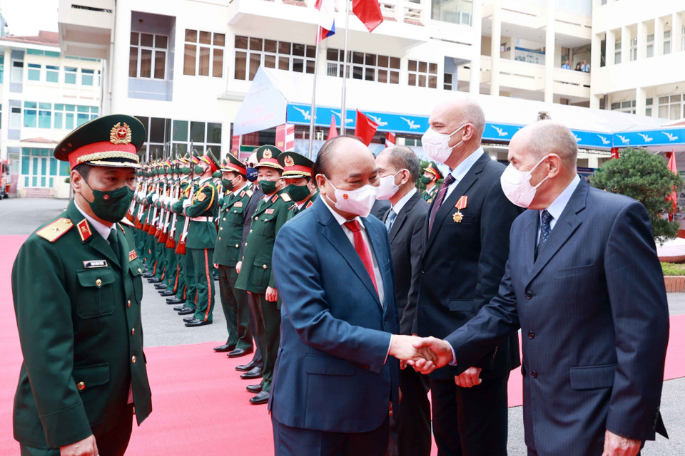 Chủ tịch nước Nguyễn Xuân Phúc với lãnh đạo Trung tâm Nhiệt đới Việt-Nga. (Ảnh: Thống Nhất/TTXVN)