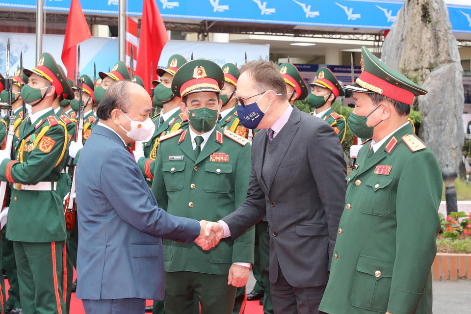 Chủ tịch nước Nguyễn Xuân Phúc với lãnh đạo Trung tâm Nhiệt đới Việt-Nga. (Ảnh: Trọng Đức/TTXVN)