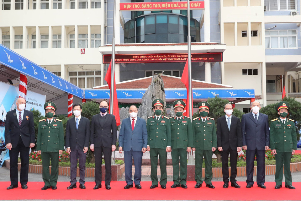 Chủ tịch nước Nguyễn Xuân Phúc cùng các đại biểu và lãnh đạo Trung tâm Nhiệt đới Việt-Nga. (Ảnh: Trọng Đức/TTXVN)