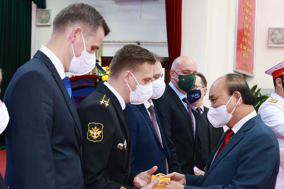 Chủ tịch nước Nguyễn Xuân Phúc tang quà cho các chuyên gia đang làm việc tại Trung tâm Nhiệt đới Việt-Nga. (Ảnh: Thống Nhất/TTXVN)