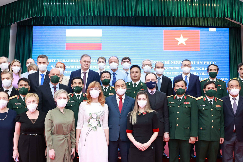 Chủ tịch nước Nguyễn Xuân Phúc với các đại biểu tham dự buổi làm việc. (Ảnh: Thống Nhất/TTXVN)