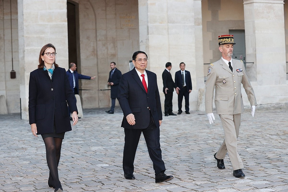 Bà Amélie de Montchalin, Bộ trưởng Chuyển đổi và Hành chính Công Pháp chủ trì lễ đón chính thức Thủ tướng Phạm Minh Chính, tại Điện Invalides ở Thủ đô Paris. (Ảnh: Dương Giang/TTXVN)
