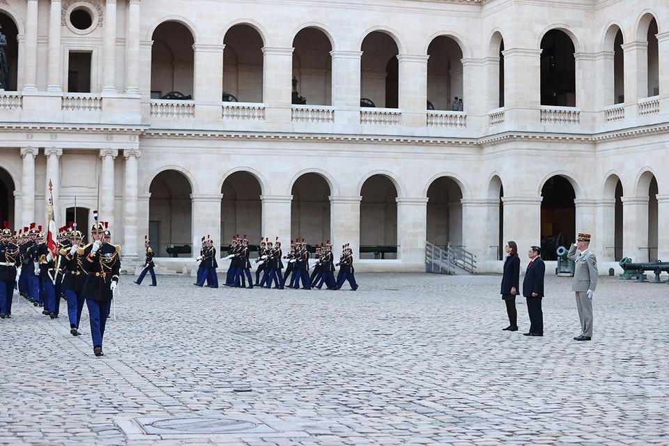Thủ tướng Phạm Minh Chính duyệt Đội danh dự tại Lễ đón chính thức. (Ảnh: Dương Giang/TTXVN)