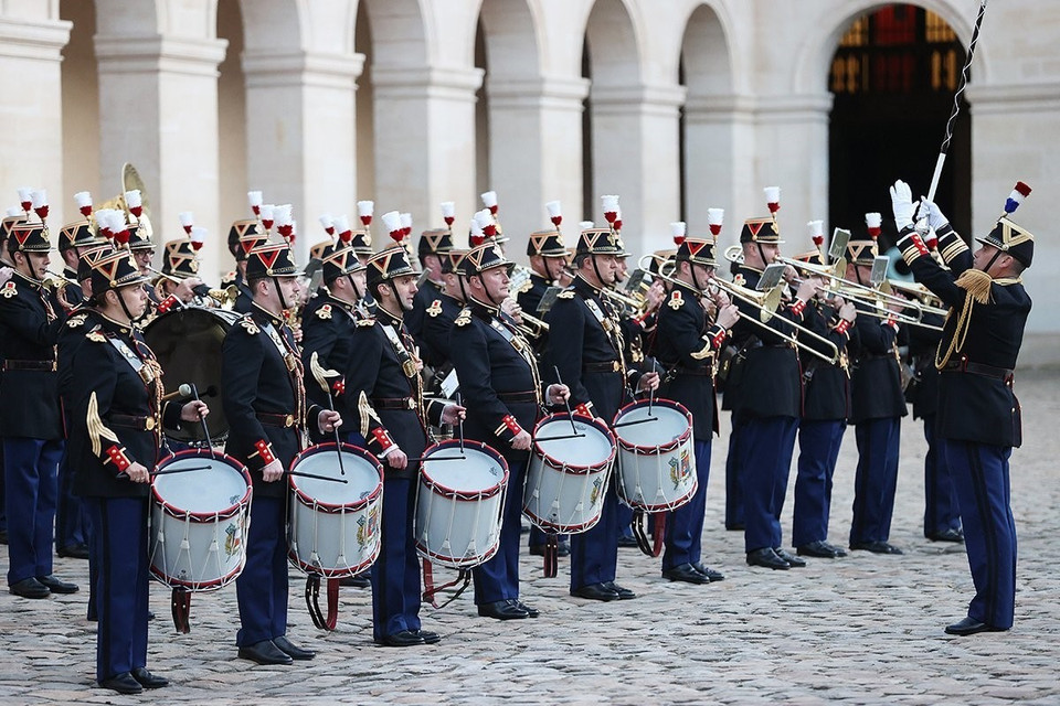 Đội danh dự Pháp tại lễ đón chính thức Thủ tướng Phạm Minh Chính. (Ảnh: Dương Giang/TTXVN)