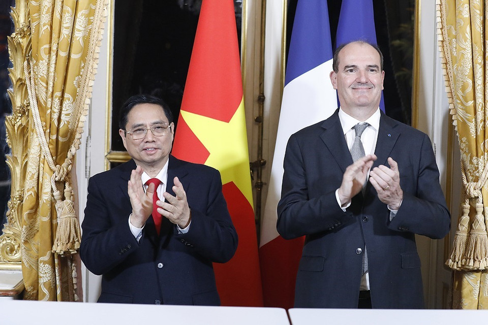 Thủ tướng Phạm Minh Chính và Thủ tướng Pháp Jean Castex tại lễ ký. (Ảnh: Dương Giang/TTXVN)