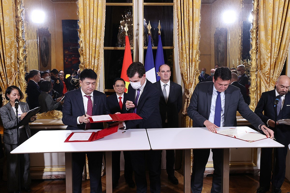 Lễ ký Ý định thư hợp tác thưc hiện các dự án vệ tinh quan sát trái đất giữa Viện Hàn lâm Khoa học Công nghệ Việt Nam và Trung tâm Nghiên cứu vũ trụ quốc gia Pháp. (Ảnh: Dương Giang/TTXVN)