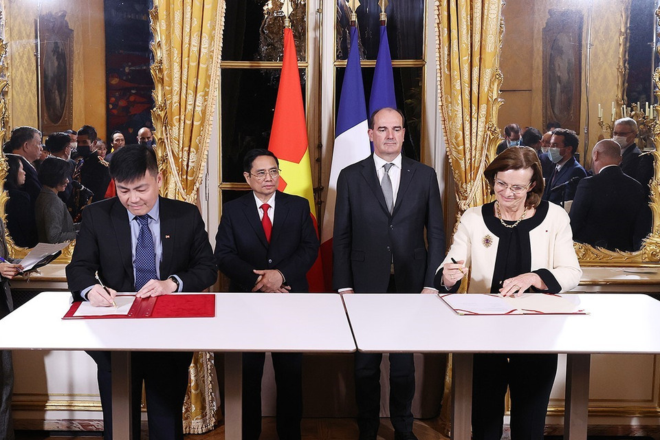 Lễ ký Biên bản ghi nhớ hợp tác trong lĩnh vực vệ tinh, thành phố thông minh, nhận dạng kỹ thuật số và an ninh mạng giữa Tập đoàn Bưu chính Viễn thông Việt Nam và Tập đoàn Thales của Pháp. (Ảnh: Dương Giang/TTXVN)