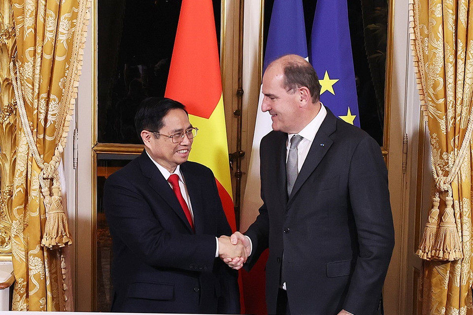 Thủ tướng Phạm Minh Chính và Thủ tướng Pháp Jean Castex tại lễ ký. (Ảnh: Dương Giang/TTXVN)