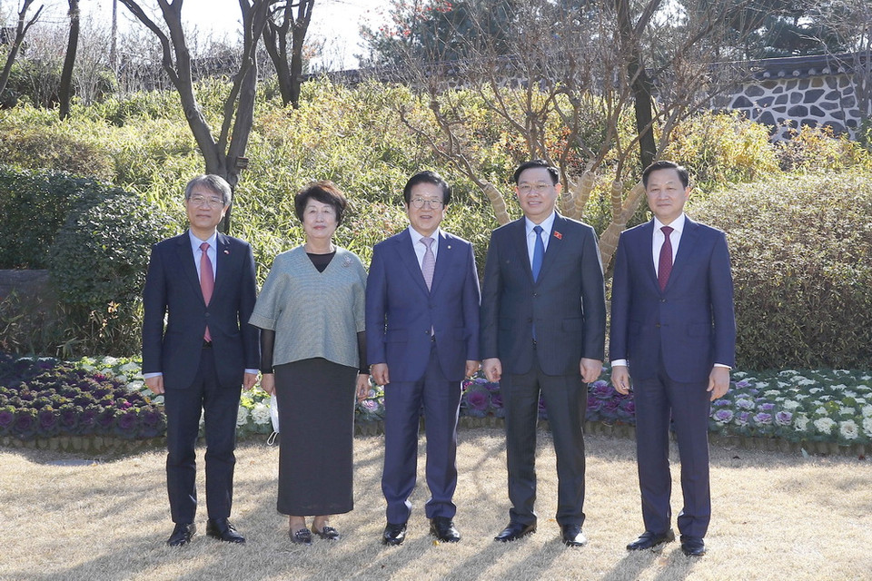 Chủ tịch Quốc hội Vương Đình Huệ, Chủ tịch Quốc hội Hàn Quốc Park Byeong Seok chụp ảnh chung với các đại biểu. (Ảnh: Doãn Tấn/TTXVN)