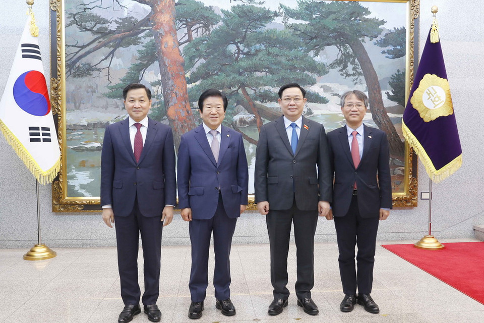 Chủ tịch Quốc hội Vương Đình Huệ, Chủ tịch Quốc hội Hàn Quốc Park Byeong Seok chụp ảnh chung với các đại biểu. (Ảnh: Doãn Tấn/TTXVN)