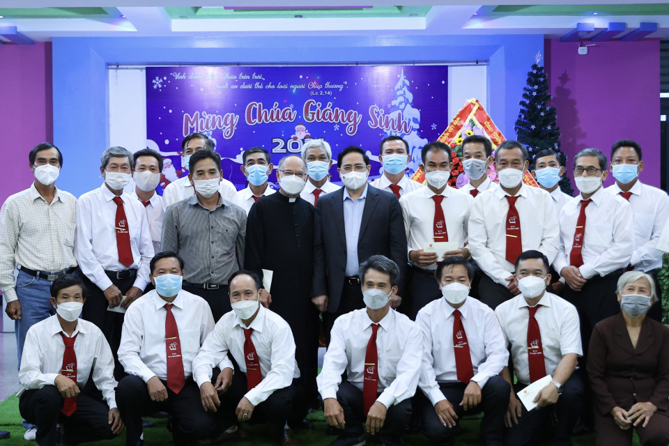 Thủ tướng Phạm Minh Chính với các giáo dân giáo xứ Long Hương. (Ảnh: Dương Giang/TTXVN)