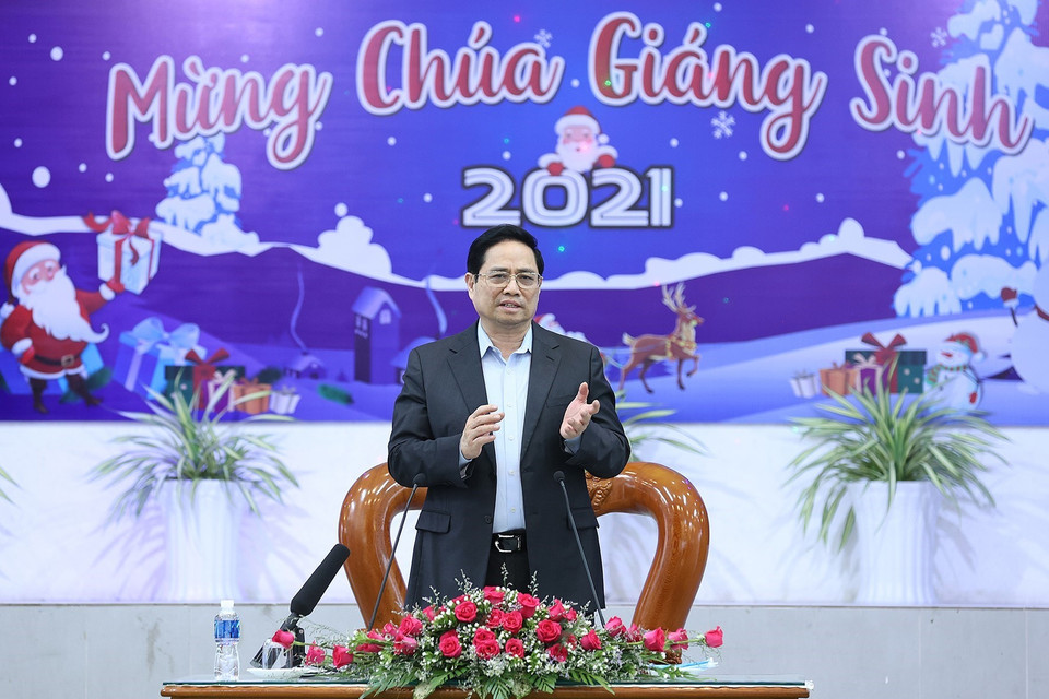 Thủ tướng Phạm Minh Chính chúc mừng giáng sinh giáo dân giáo xứ Long Hương. (Ảnh: Dương Giang/TTXVN)