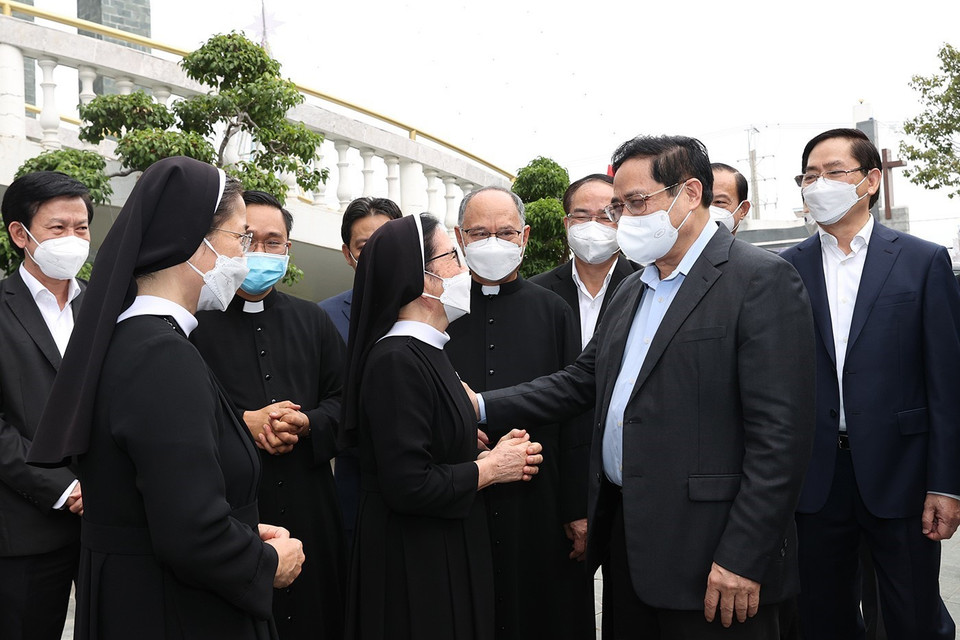 Thủ tướng Phạm Minh Chính thăm hỏi các giáo dân giáo xứ Long Hương nhân dịp Lễ Giáng sinh 2021. (Ảnh: Dương Giang/TTXVN)