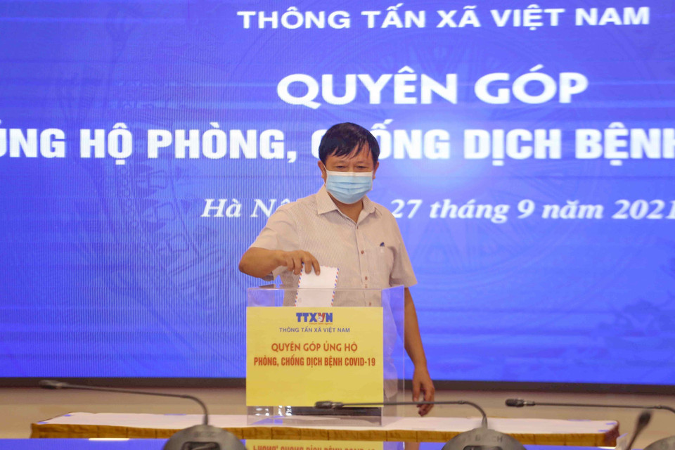 Phó Tổng Giám đốc, Chủ tịch Công đoàn TTXVN Đinh Đăng Quang quyên góp, ủng hộ Quỹ phòng, chống dịch COVID-19. (Ảnh: Tuấn Đức/TTXVN)