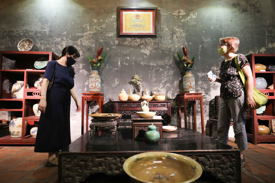 “Chuyện của Gốm” giới thiệu tới công chúng một số sản phẩm gốm tiêu biểu của làng nghề gốm Bát Tràng (Hà Nội), làng nghề gốm Phù Lãng (Bắc Ninh), và xưởng gốm Chi (Hà Nội)... (Ảnh: Thanh Tùng/TTXVN)