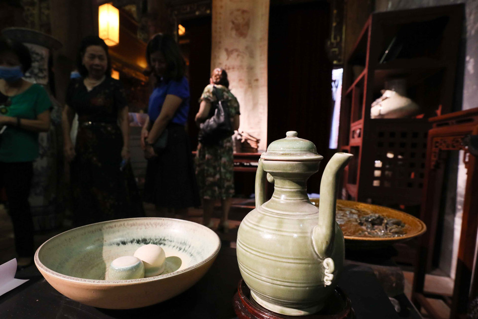 Trưng bày, giới thiệu nghề gốm truyền thống. (Ảnh: Thanh Tùng/TTXVN)