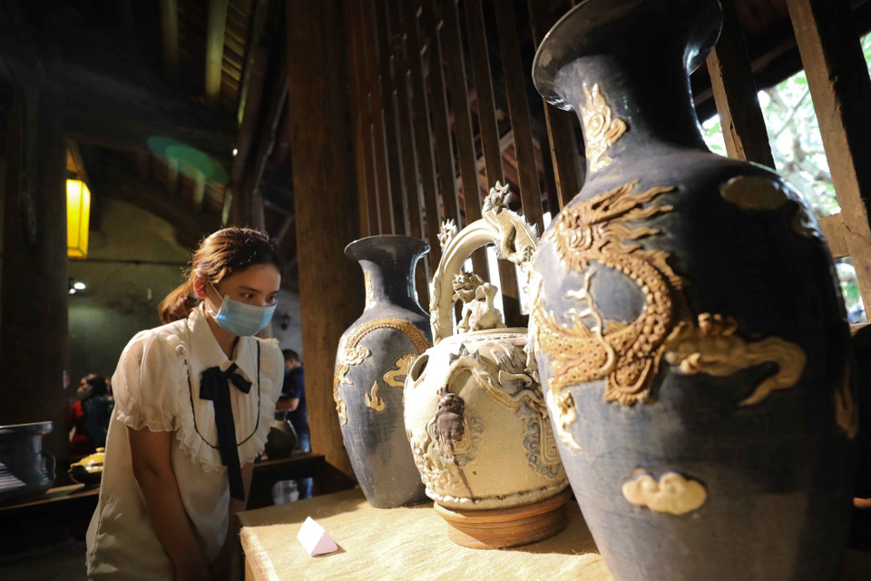 Một số sản phẩm gốm truyền thống. (Ảnh: Thanh Tùng/TTXVN)