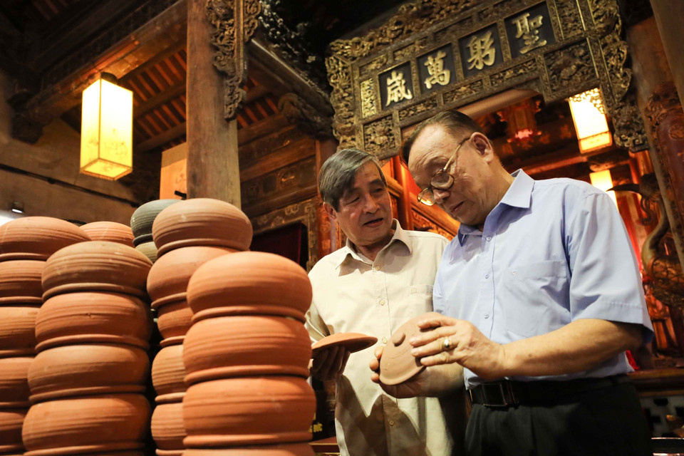 Một số sản phẩm gốm truyền thống. (Ảnh: Thanh Tùng/TTXVN)