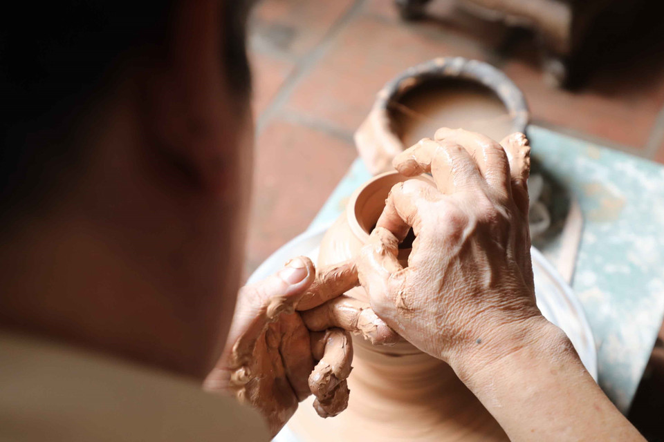 Nghề gốm có lịch sử phát triển hàng nghìn năm, trong đó, các sản phẩm gốm của các làng nghề có vai trò rất quan trọng phục vụ chủ yếu trong đời sống sinh hoạt của nhân dân, thể hiện tinh hoa, bản sắc văn hóa dân tộc Việt. (Ảnh: Thanh Tùng/TTXVN)