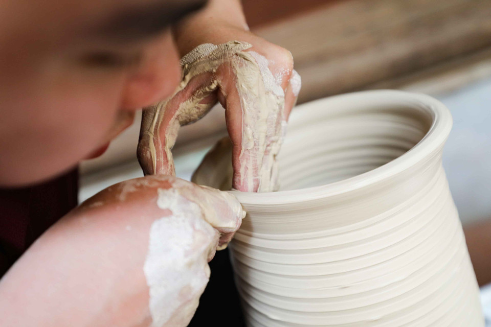 Công đoạn nặn gốm. (Ảnh: Thanh Tùng/TTXVN)