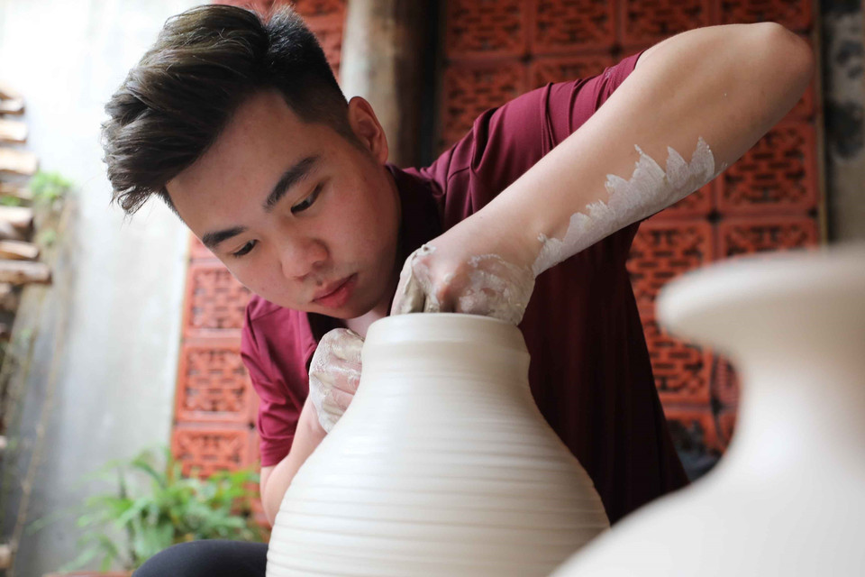 Hoạt động văn hóa với chủ đề “Chuyện của Gốm” được tổ chức nhằm bảo tồn các giá trị văn hóa làng nghề gắn với phố nghề; Thúc đẩy phát triển du lịch, quảng bá hình ảnh khu Phố cổ Hà Nội nói riêng và Thủ đô Hà Nội nói chung. (Ảnh: Thanh Tùng/TTXVN)