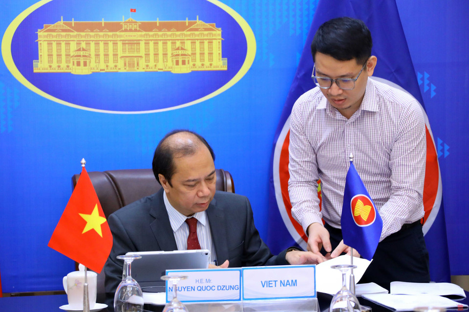 Thứ trưởng Bộ Ngoại giao Nguyễn Quốc Dũng, Trưởng SOM ASEAN Việt Nam dự Hội nghị tại điểm cầu Hà Nội. (Ảnh: Nguyễn Điệp/TTXVN)