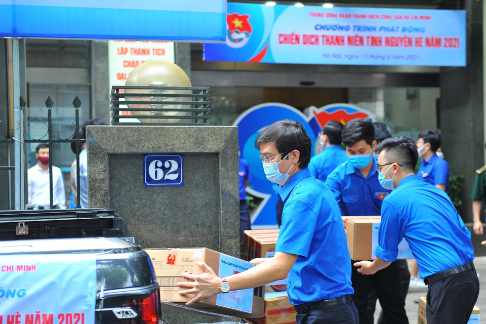 Ông Bùi Quang Huy, Bí thư Thường trực Trung ương Đoàn, Chủ tịch Trung ương Hội Sinh viên Việt Nam vận chuyển hàng lên xe để chuyển đến cho các lực lượng phòng chống COVID-19 tuyến đầu tại Bắc Giang. (Ảnh: Minh Đức/TTXVN)