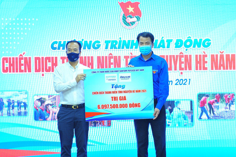 Các đơn vị trao tặng kinh phí và nhu yếu phẩm cho Chiến dịch “Thanh niên tình nguyện hè năm 2021” cho Trung ương Đoàn Thanh niên Cộng sản Hồ Chí Minh. (Ảnh: Minh Đức/TTXVN)