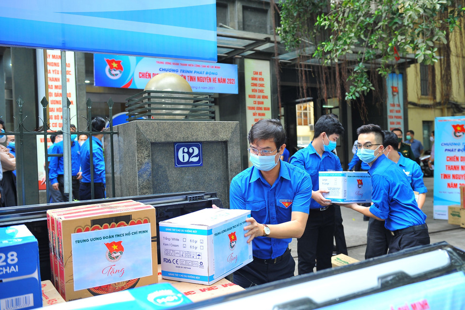 Ông Bùi Quang Huy, Bí thư Thường trực Trung ương Đoàn, Chủ tịch Trung ương Hội Sinh viên Việt Nam vận chuyển hàng lên xe để chuyển đến cho các lực lượng phòng, chống COVID-19 tuyến đầu tại Bắc Giang. (Ảnh: Minh Đức/TTXVN)