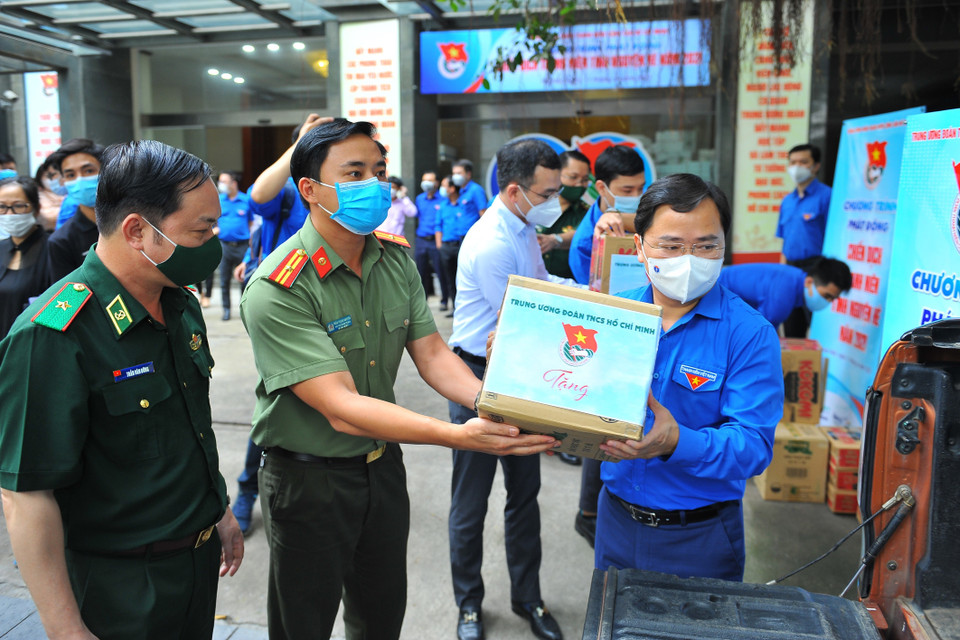 Ông Nguyễn Anh Tuấn, Bí thư thứ nhất Trung ương Đoàn, Chủ tịch Hội Liên hiệp Thanh niên Việt Nam chuyển hàng lên xe để vận chuyển đến cho các lực lượng phòng, chống COVID-19 tuyến đầu tại Bắc Giang. (Ảnh: Minh Đức/TTXVN)