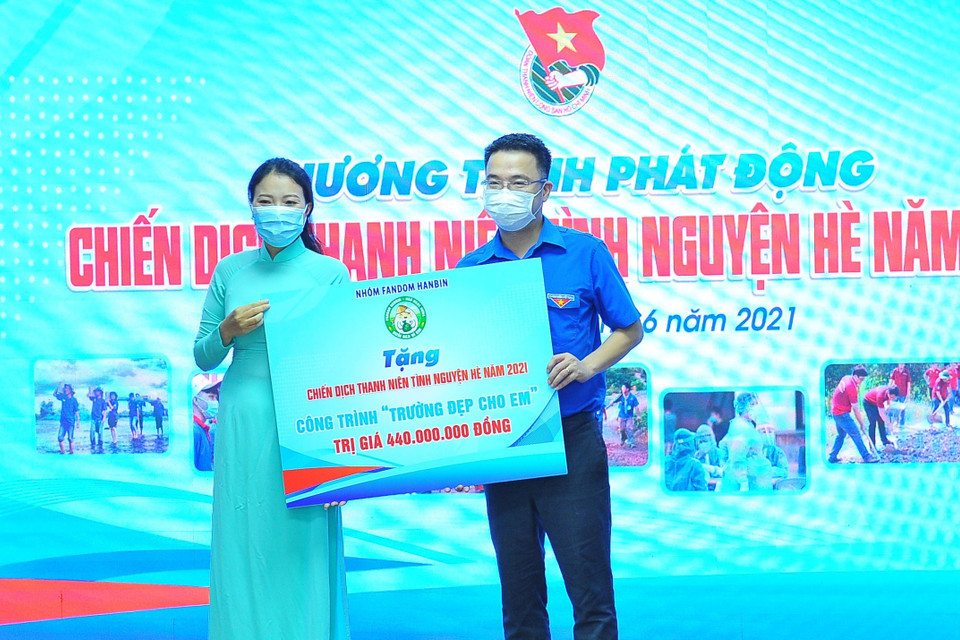 Các đơn vị trao tặng kinh phí và nhu yếu phẩm cho Chiến dịch “Thanh niên tình nguyện hè năm 2021” cho Trung ương Đoàn Thanh niên Cộng sản Hồ Chí Minh. (Ảnh: Minh Đức/TTXVN)