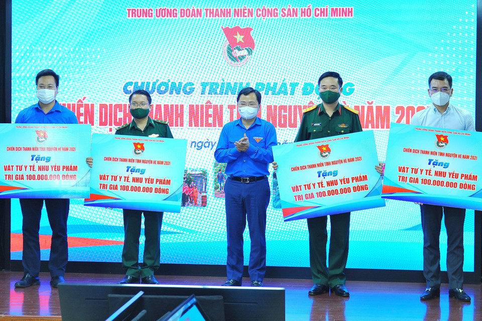 Các đơn vị trao tặng kinh phí và nhu yếu phẩm cho hoạt động Chiến dịch “Thanh niên tình nguyện hè năm 2021” cho Trung ương Đoàn Thanh niên Cộng sản Hồ Chí Minh. (Ảnh: Minh Đức/TTXVN)