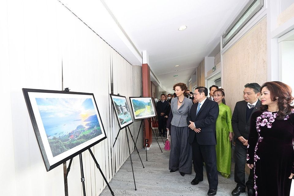Thủ tướng Phạm Minh Chính và các đại biểu xem Triển lãm 45 năm quan hệ đối tác Việt Nam – UNESCO vì hòa bình và phát triển bền vững do Bộ Văn hóa, Thể thao, Du lịch phối hợp với Phái đoàn Việt Nam bên cạnh UNESCO tổ chức. (Ảnh: Dương Giang/TTXVN)