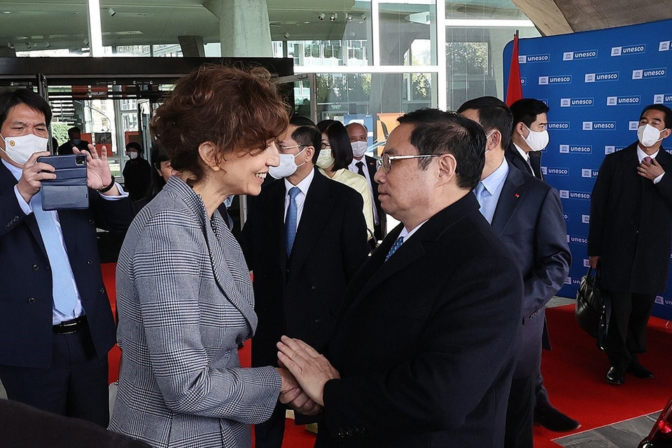 Tổng Giám đốc UNESCO Audrey Azoulay tiễn Thủ tướng Phạm Minh Chính. (Ảnh: Dương Giang/TTXVN)