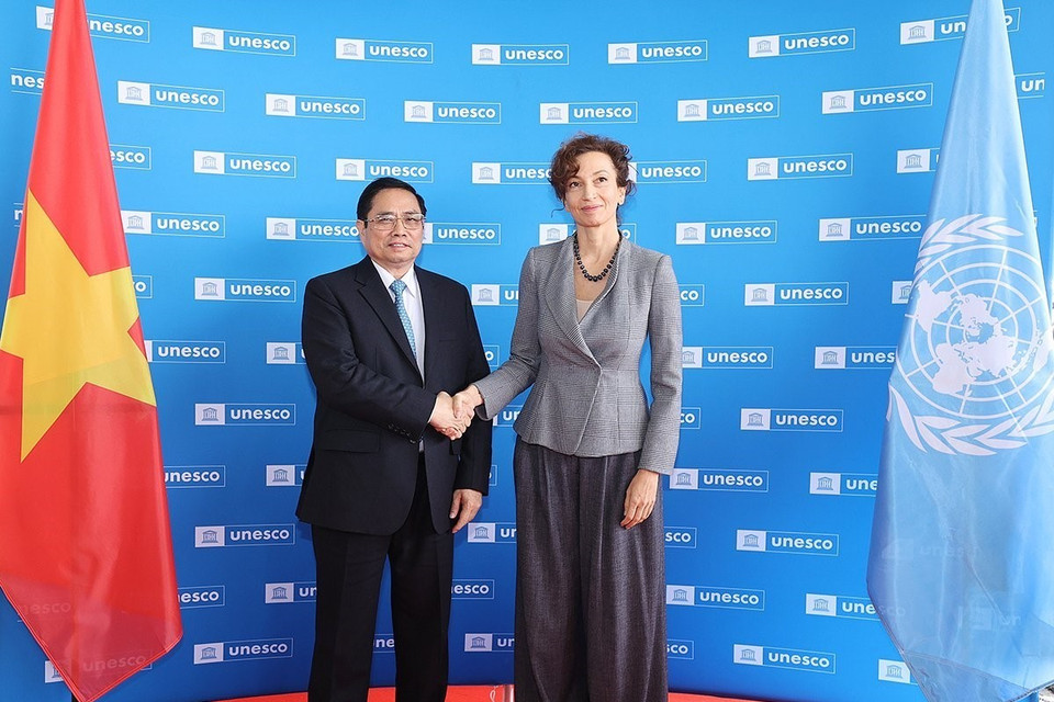 Tổng Giám đốc UNESCO Audrey Azoulay đón Thủ tướng Phạm Minh Chính. (Ảnh: Dương Giang/TTXVN)