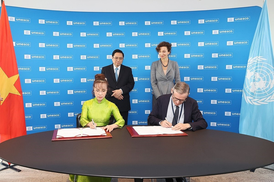 Thủ tướng Phạm Minh Chính chứng kiến lễ ký Thỏa thuận hợp tác giữa UNESCO và Tập đoàn SOVICO trong việc thúc đẩy mạng lưới các thành phố sáng tạo và phát triển du lịch bền vững tại Việt Nam. (Ảnh: Dương Giang/TTXVN)