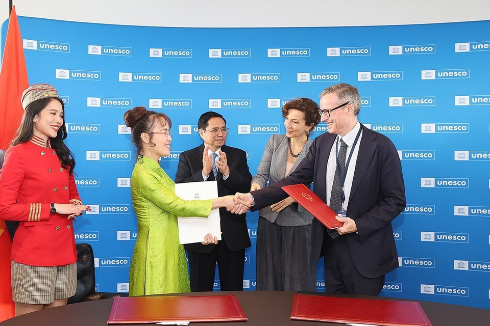 Thủ tướng Phạm Minh Chính chứng kiến lễ ký Thỏa thuận hợp tác giữa UNESCO và Tập đoàn SOVICO trong việc thúc đẩy mạng lưới các thành phố sáng tạo và phát triển du lịch bền vững tại Việt Nam. (Ảnh: Dương Giang/TTXVN)