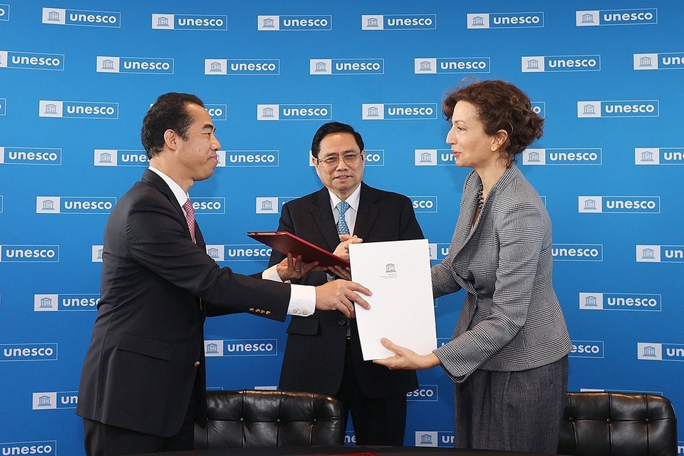 Thủ tướng Phạm Minh Chính chứng kiến Lễ ký Bản ghi nhớ hợp tác Việt Nam – UNESCO giai đoạn 2021-2025. (Ảnh: Dương Giang/TTXVN)